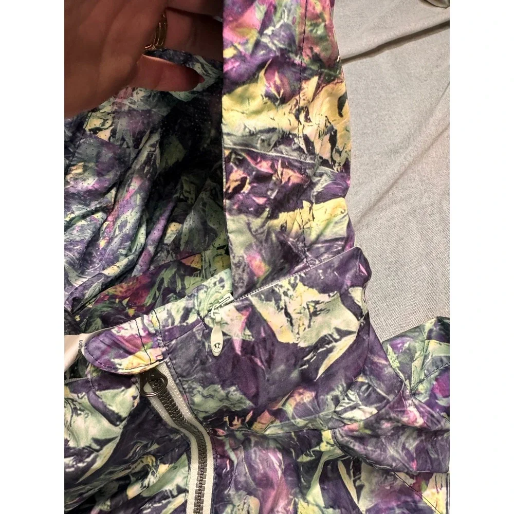 Lululemon Athletica Miss Misty II Hooded Windbreaker Jacket Abstract Size 4
